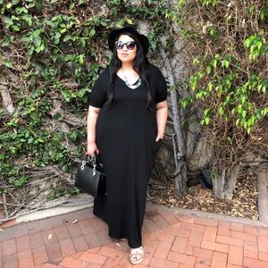 Plus Size Black V-neck Maxi dress with sleeves